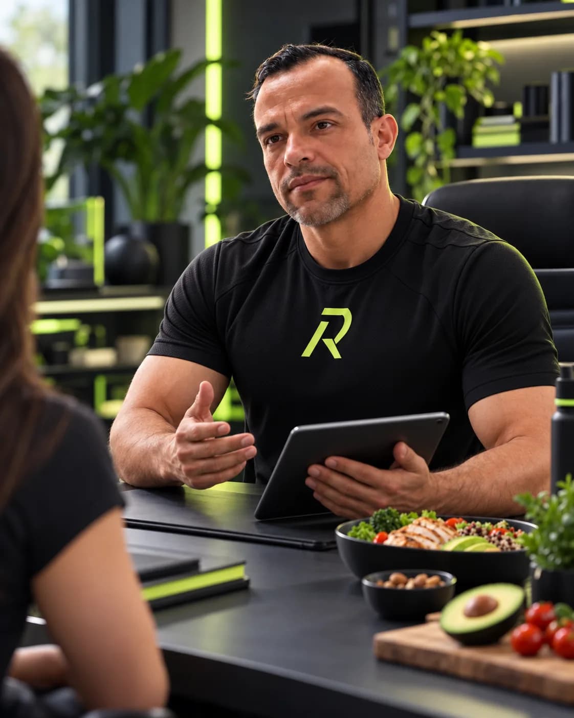 Dr. Rogério em consulta, apresentando o plano alimentar em um tablet