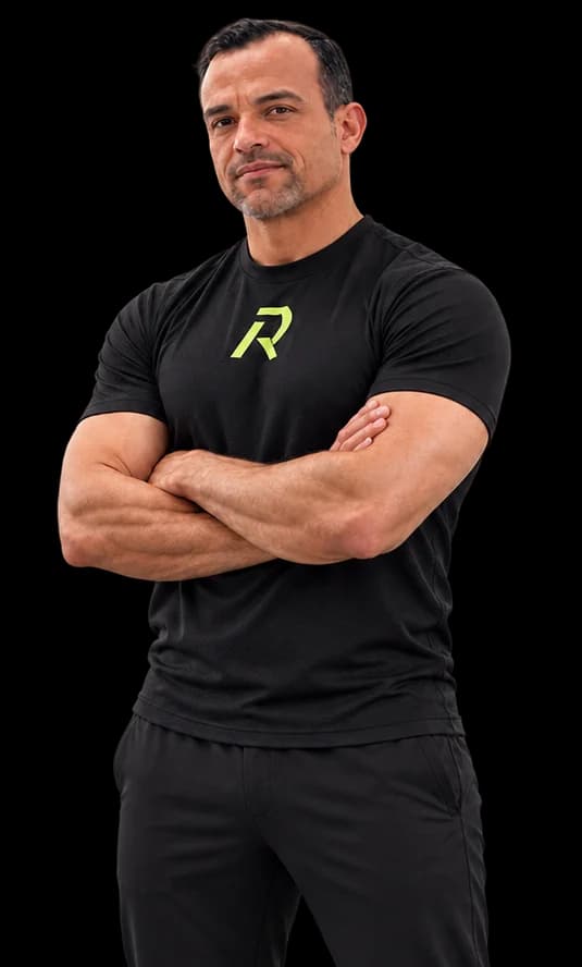 Dr. Rogério de braços cruzados, com camiseta da marca
